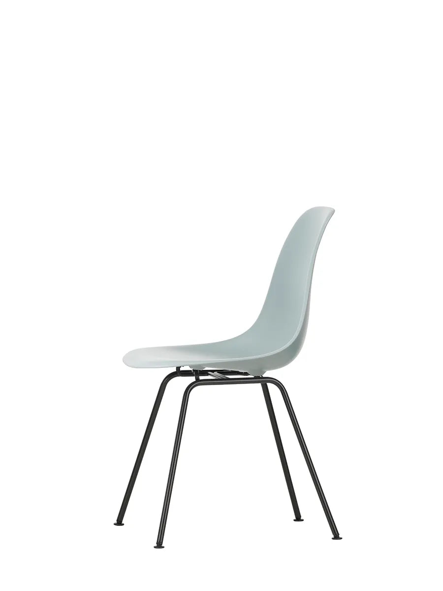 Eames Plastic Side Chair DSX, sort pulverlakeret fra Vitra