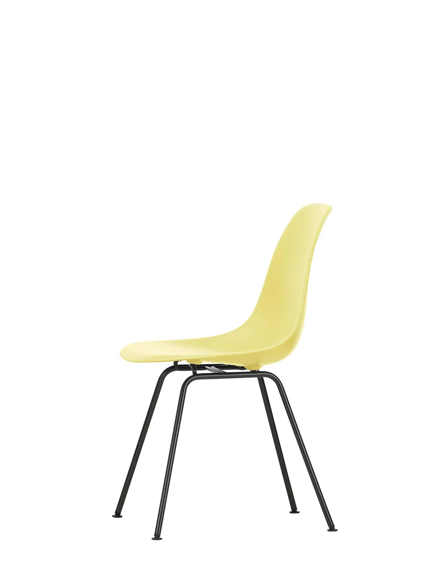 Eames Plastic Side Chair DSX, sort pulverlakeret fra Vitra