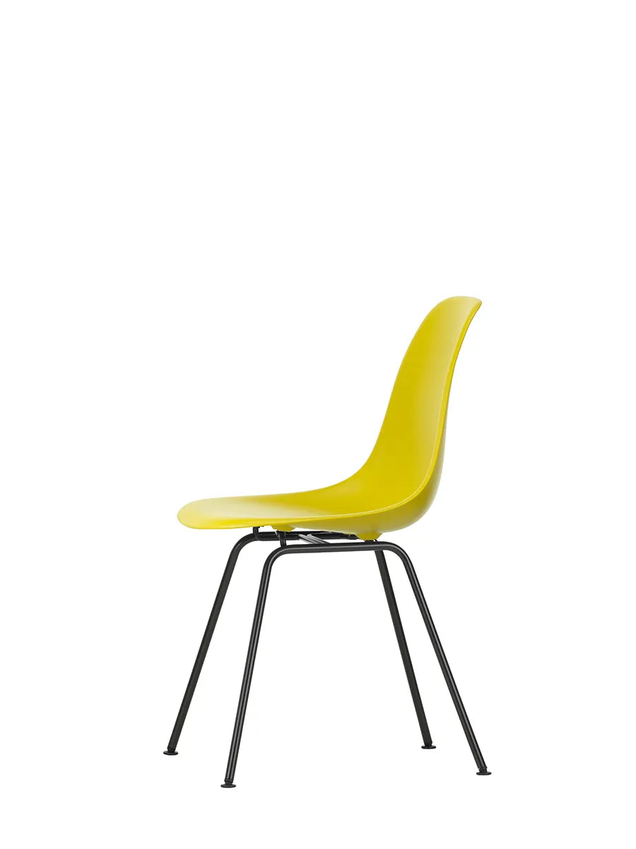 Eames Plastic Side Chair DSX, sort pulverlakeret fra Vitra