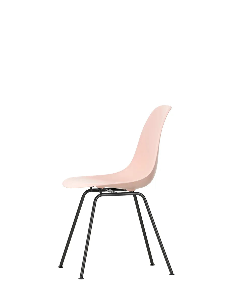 Eames Plastic Side Chair DSX, sort pulverlakeret fra Vitra