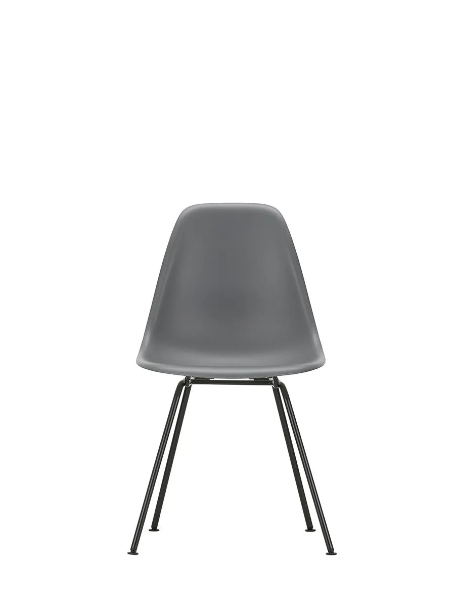 Eames Plastic Side Chair DSX, sort pulverlakeret fra Vitra