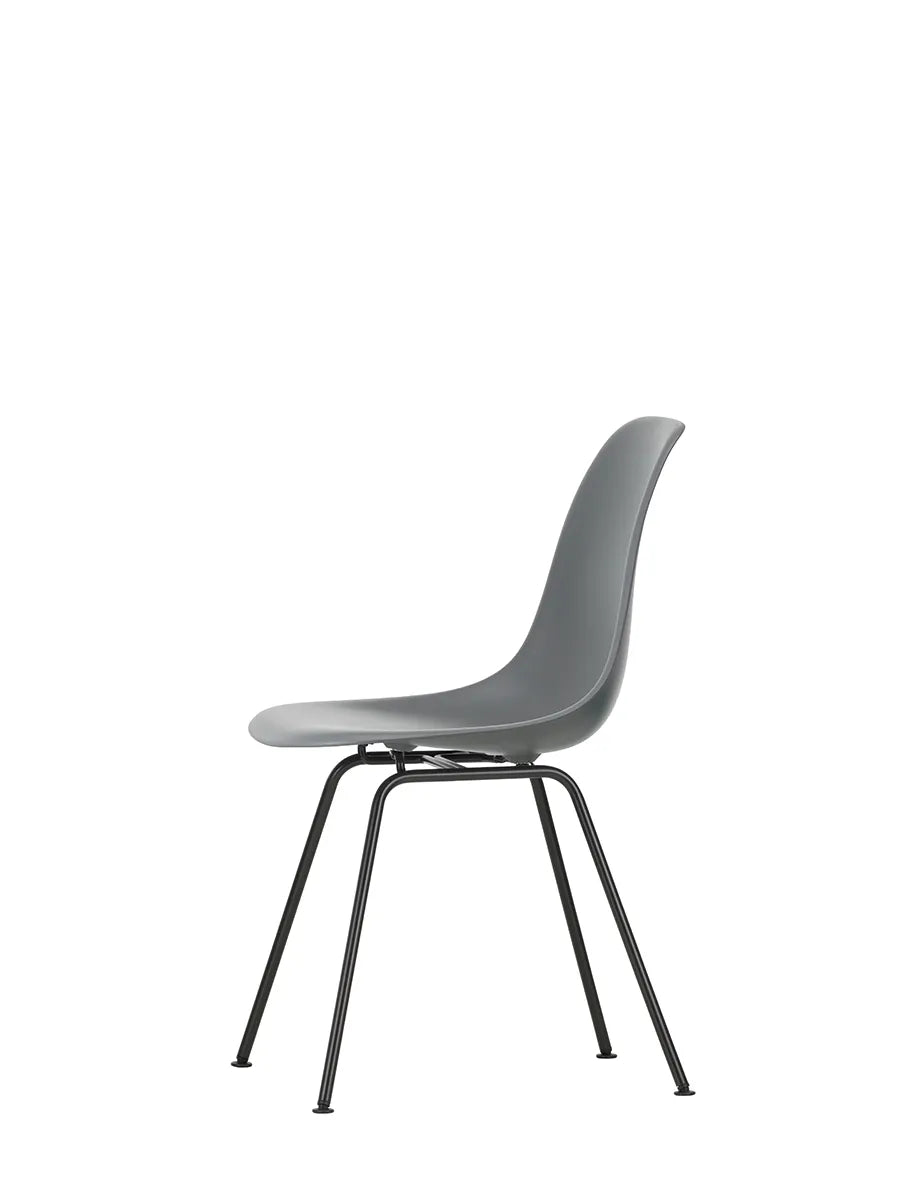 Eames Plastic Side Chair DSX, sort pulverlakeret fra Vitra