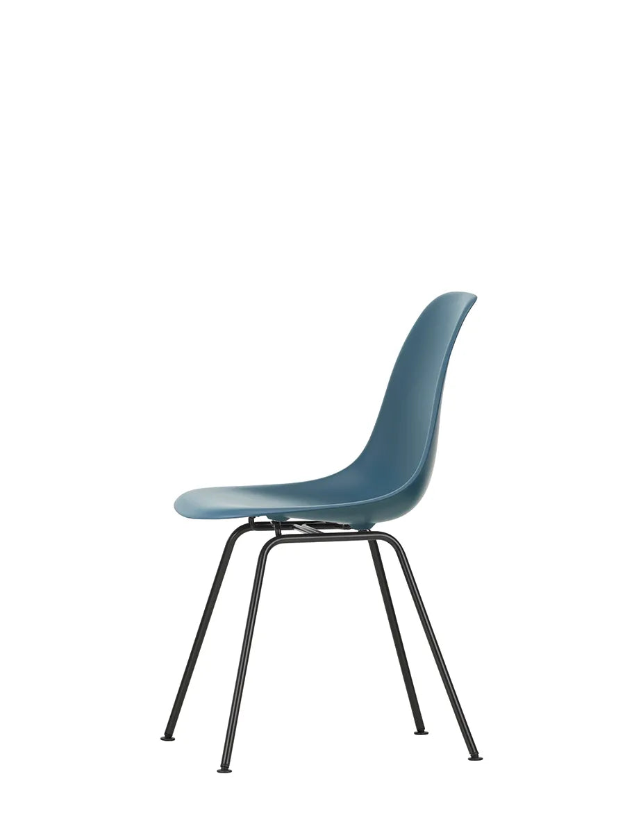 Eames Plastic Side Chair DSX, sort pulverlakeret fra Vitra