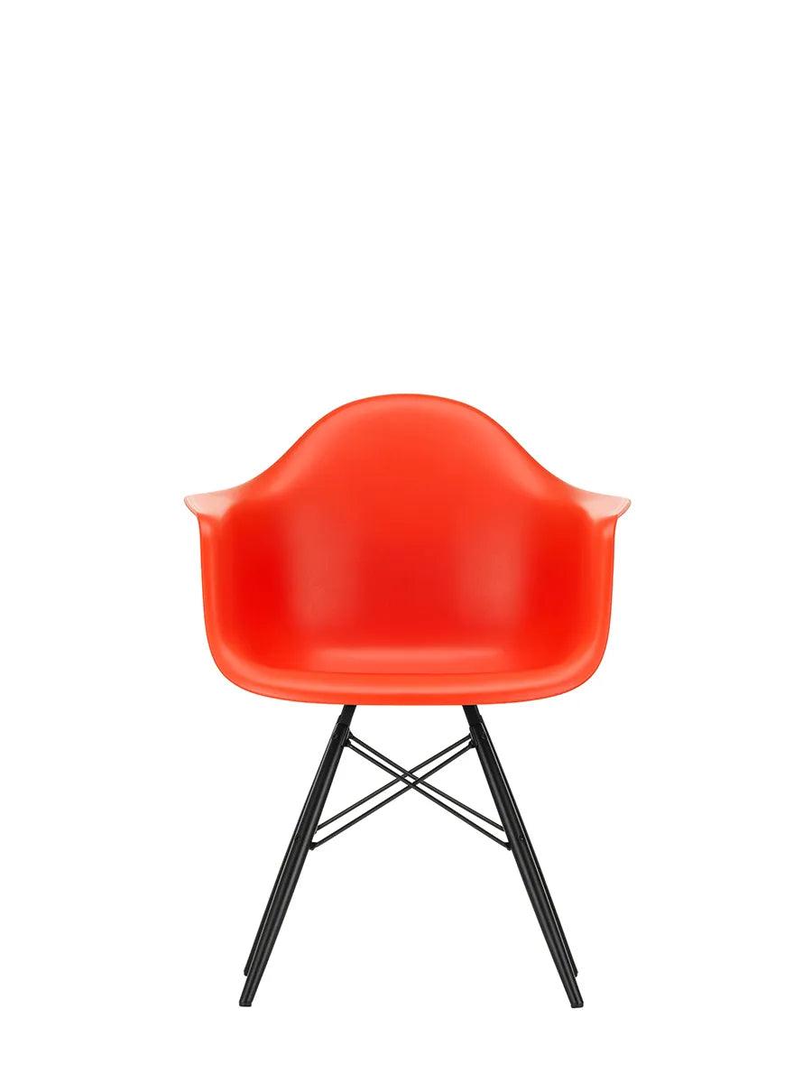 Eames Plastic Armchair DAW, sortlakeret ahorntræ fra Vitra - Poppy red - Jacobsen Plus