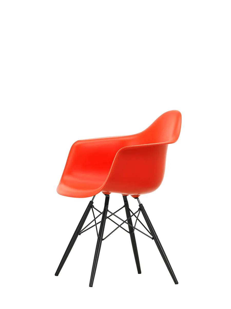 Eames Plastic Armchair DAW, sortlakeret ahorntræ fra Vitra
