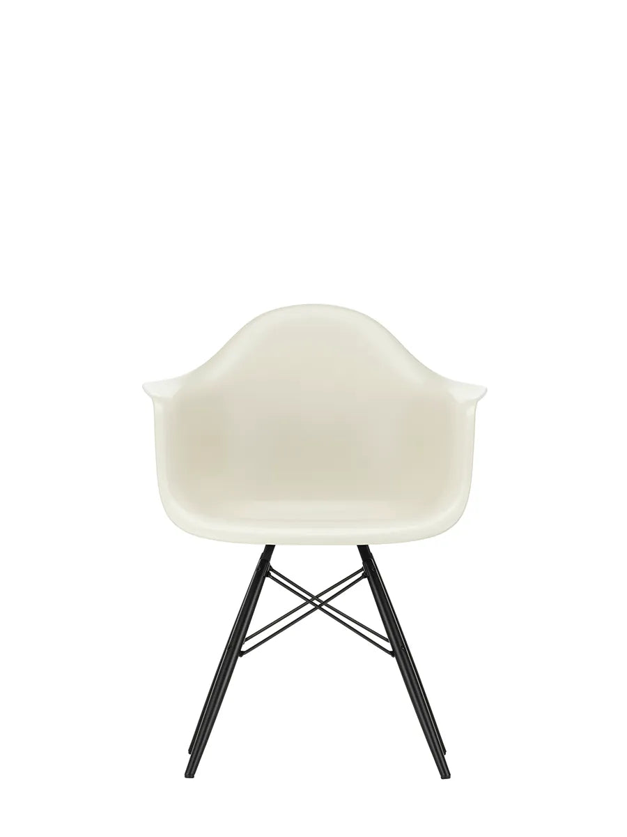 Eames Plastic Armchair DAW, sortlakeret ahorntræ fra Vitra