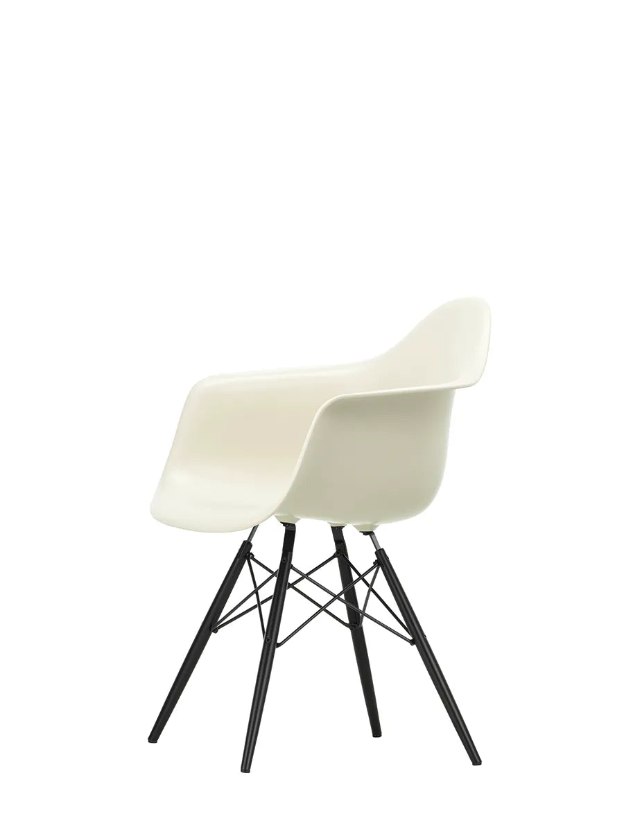 Eames Plastic Armchair DAW, sortlakeret ahorntræ fra Vitra
