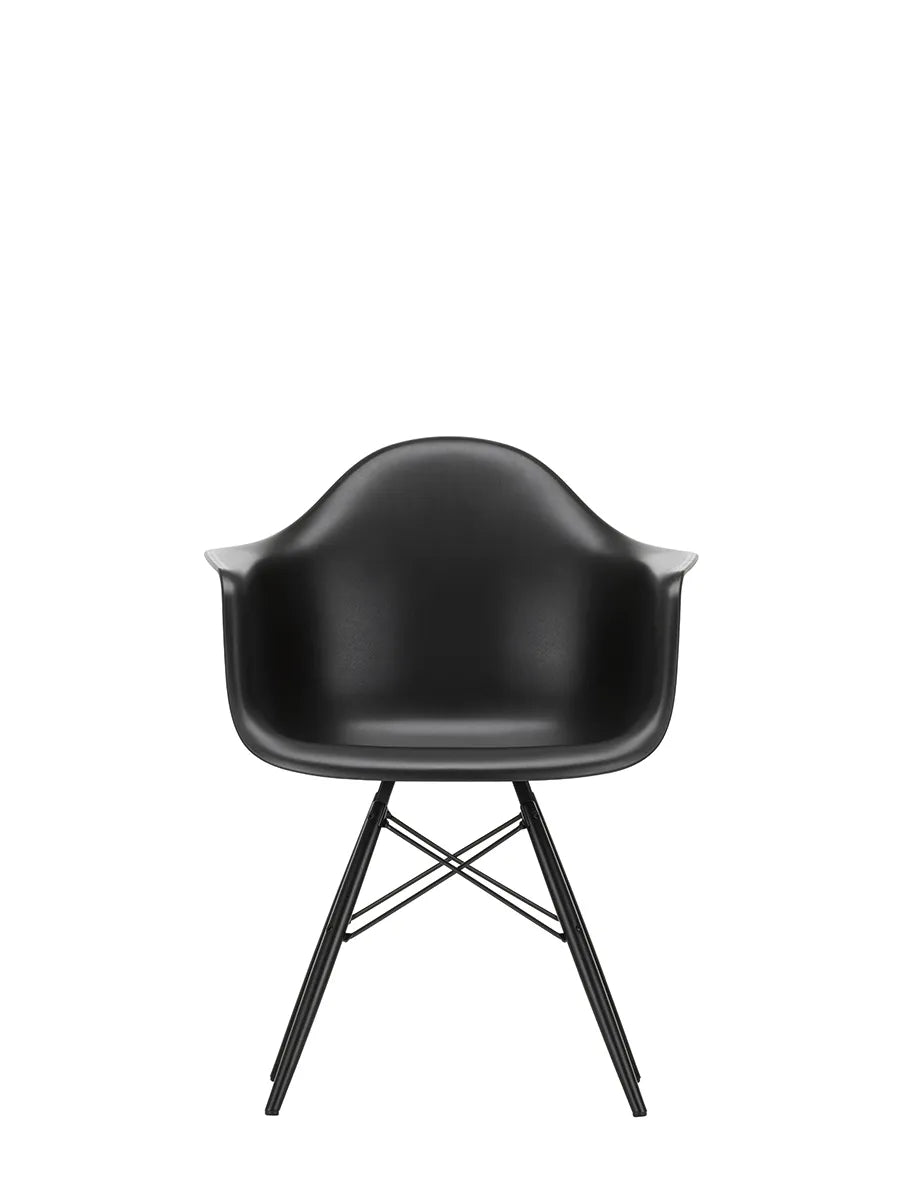 Eames Plastic Armchair DAW, sortlakeret ahorntræ fra Vitra