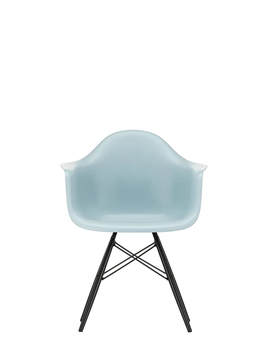 Eames Plastic Armchair DAW, sortlakeret ahorntræ fra Vitra