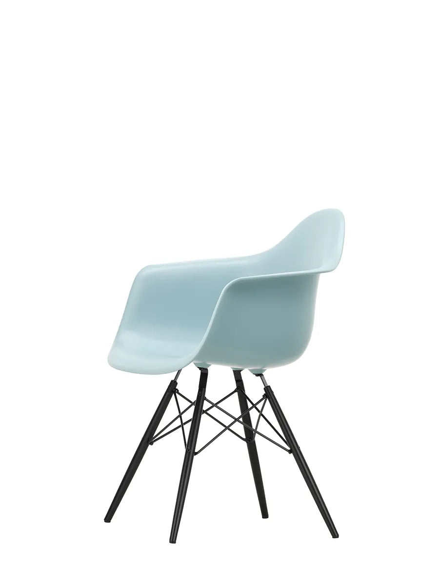 Eames Plastic Armchair DAW, sortlakeret ahorntræ fra Vitra