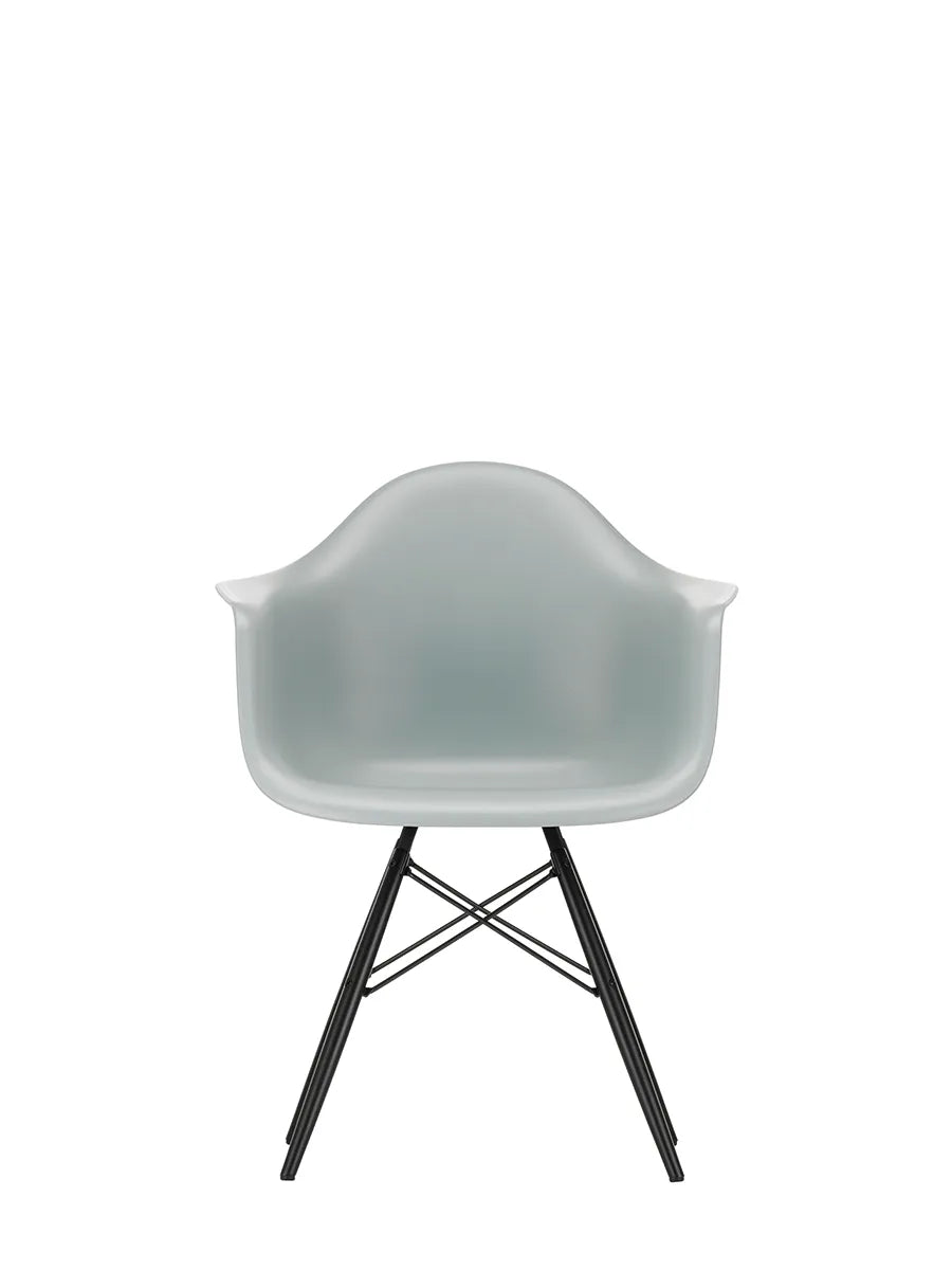 Eames Plastic Armchair DAW, sortlakeret ahorntræ fra Vitra