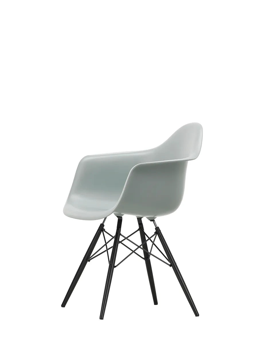 Eames Plastic Armchair DAW, sortlakeret ahorntræ fra Vitra