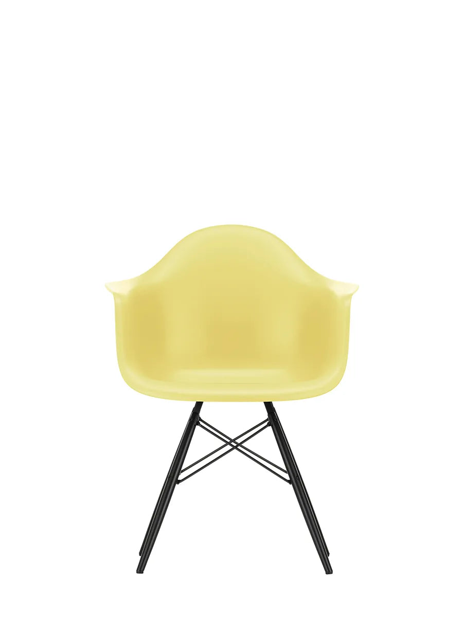 Eames Plastic Armchair DAW, sortlakeret ahorntræ fra Vitra