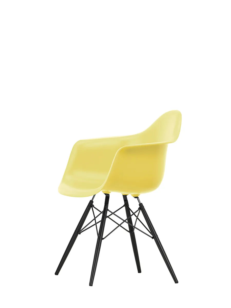 Eames Plastic Armchair DAW, sortlakeret ahorntræ fra Vitra