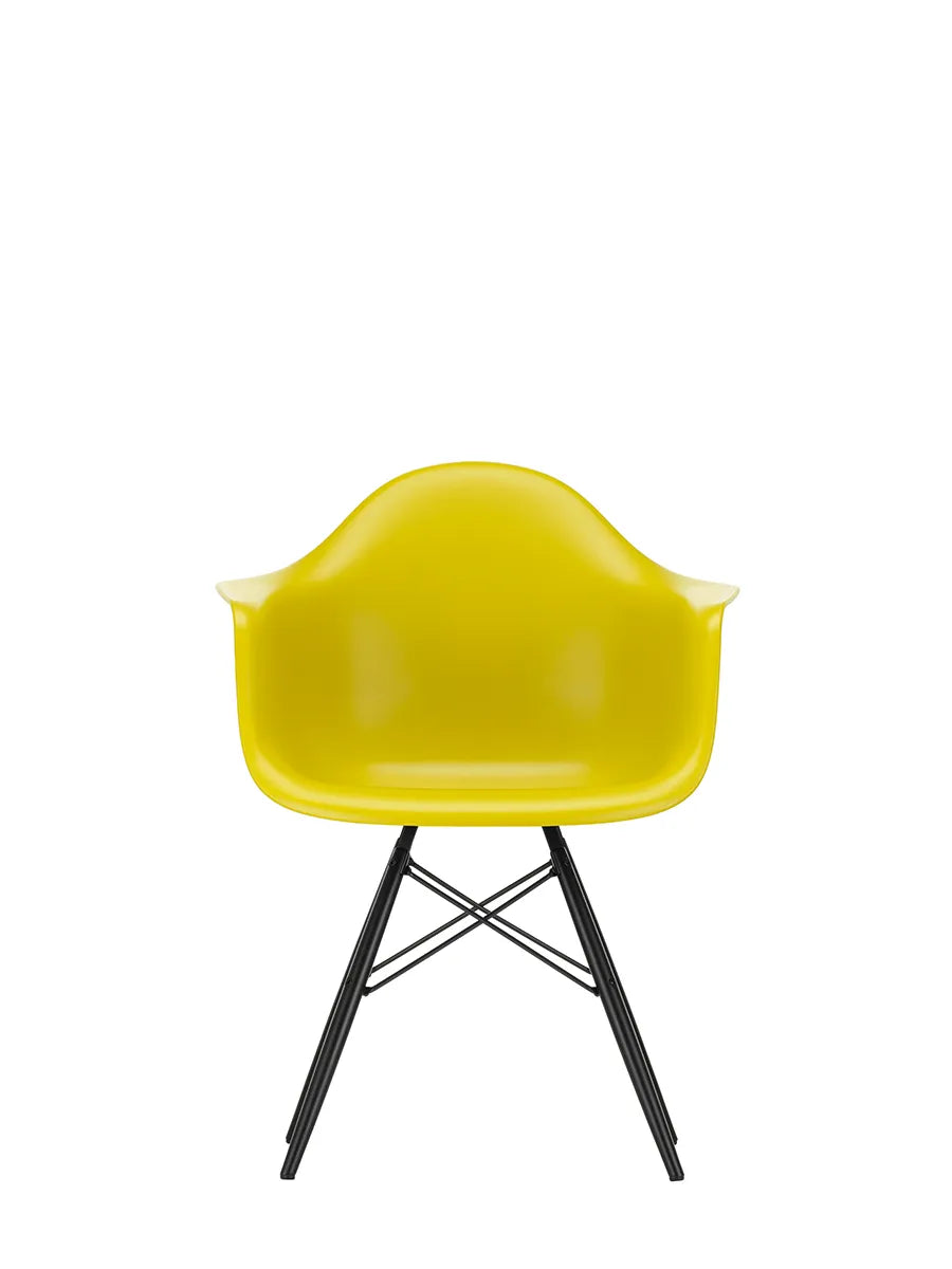 Eames Plastic Armchair DAW, sortlakeret ahorntræ fra Vitra