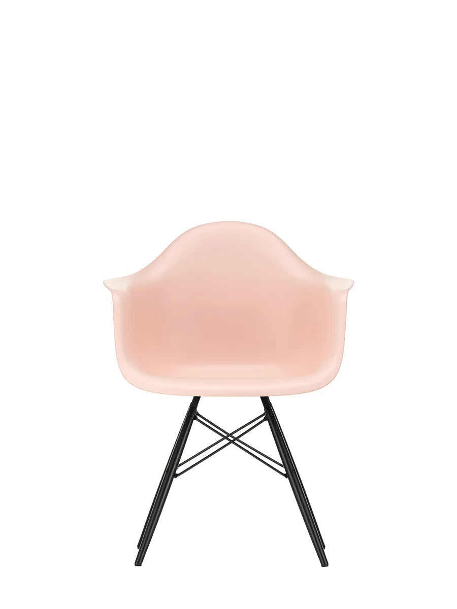 Eames Plastic Armchair DAW, sortlakeret ahorntræ fra Vitra