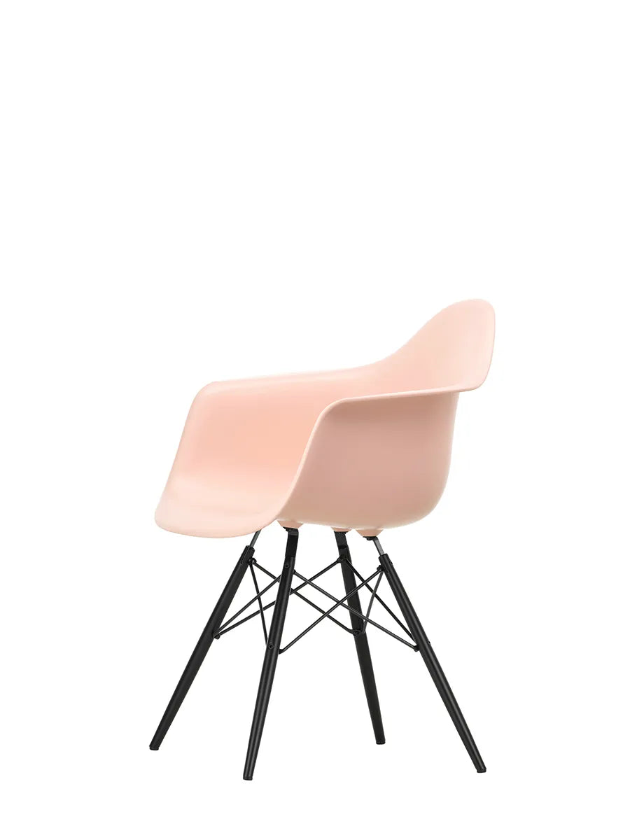 Eames Plastic Armchair DAW, sortlakeret ahorntræ fra Vitra