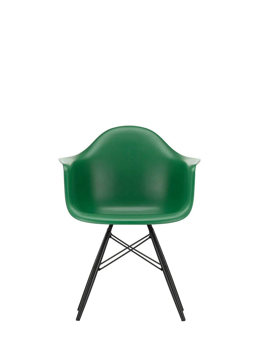 Eames Plastic Armchair DAW, sortlakeret ahorntræ fra Vitra