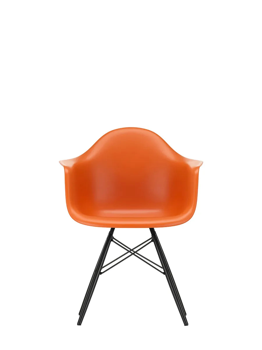 Eames Plastic Armchair DAW, sortlakeret ahorntræ fra Vitra