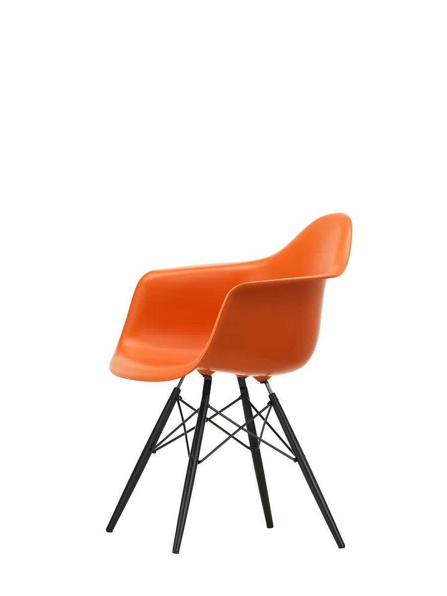 Eames Plastic Armchair DAW, sortlakeret ahorntræ fra Vitra