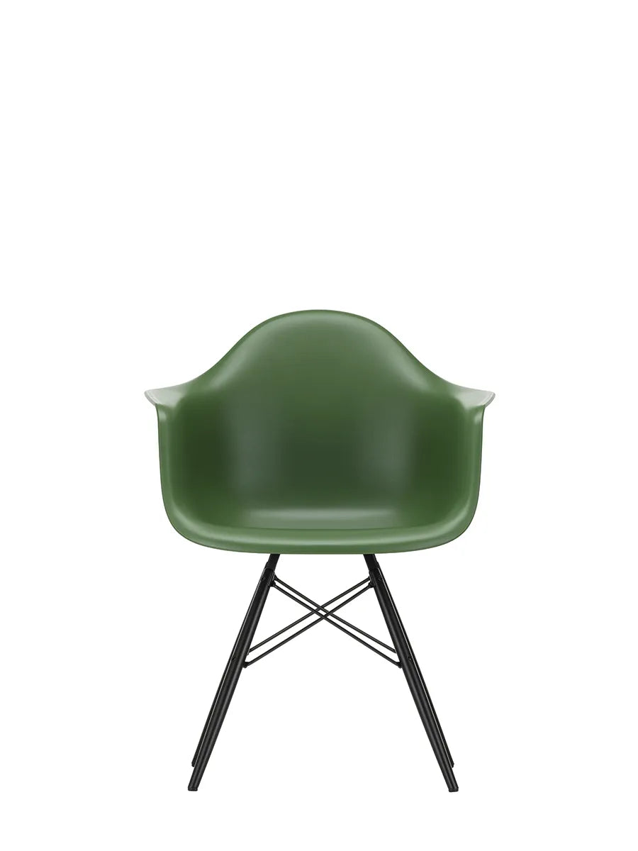 Eames Plastic Armchair DAW, sortlakeret ahorntræ fra Vitra