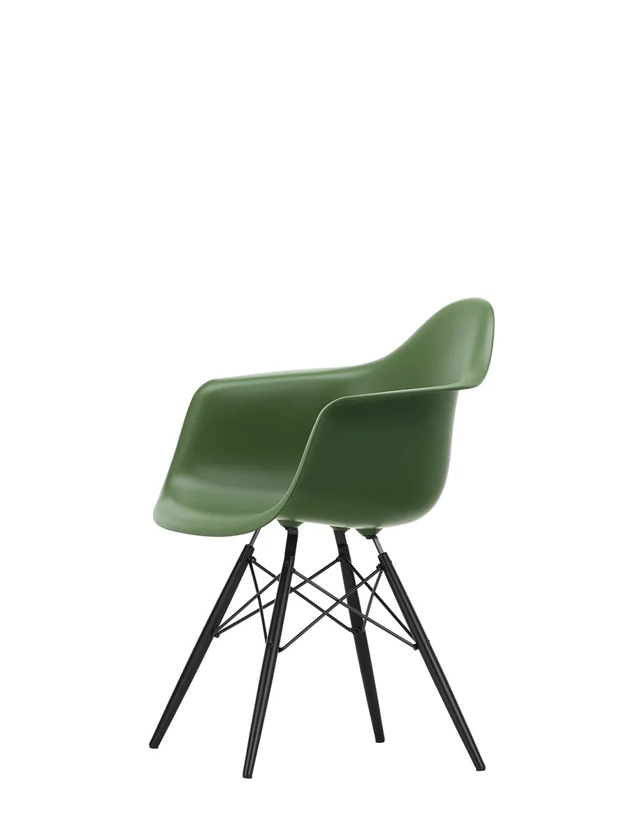 Eames Plastic Armchair DAW, sortlakeret ahorntræ fra Vitra