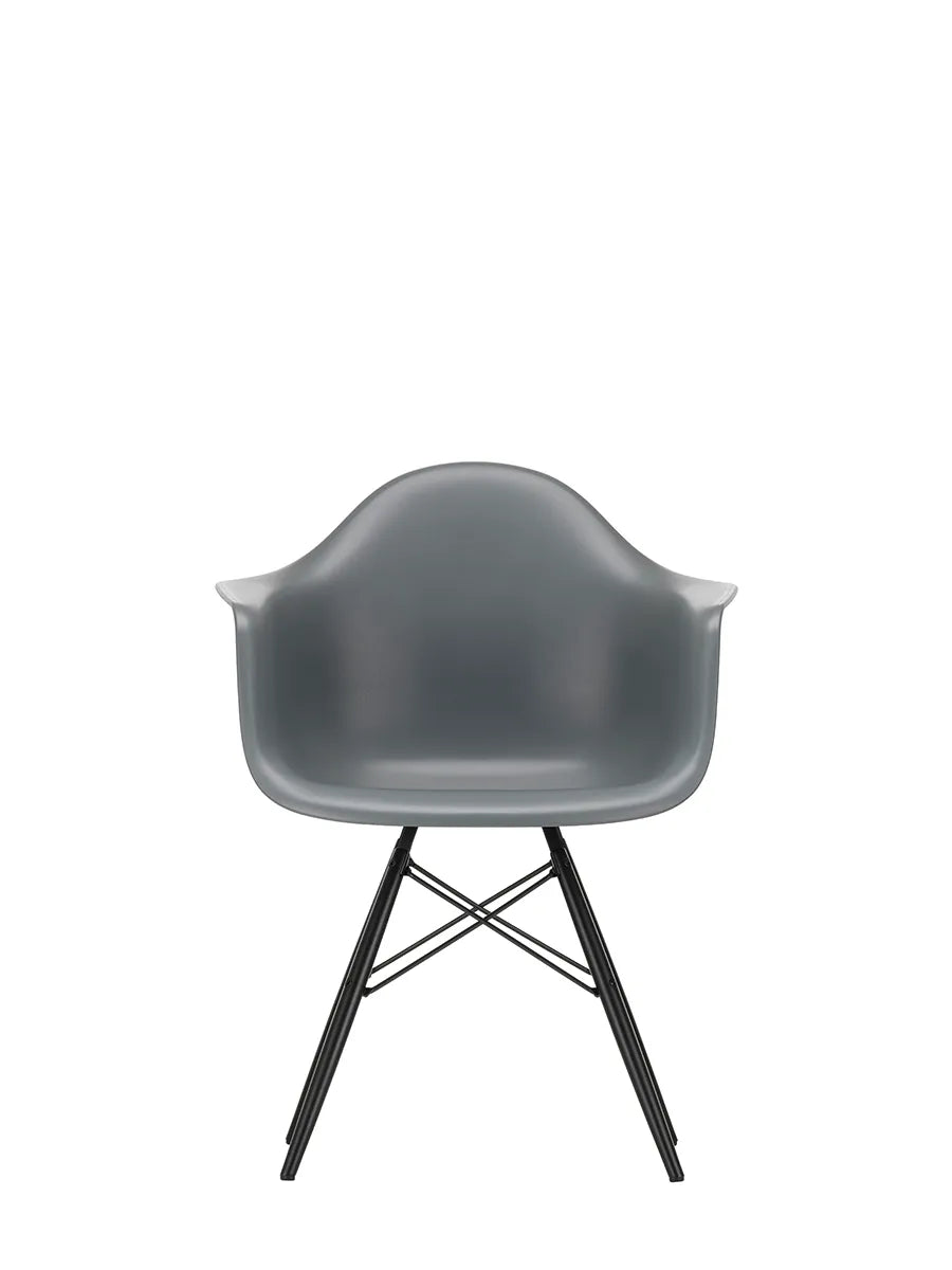 Eames Plastic Armchair DAW, sortlakeret ahorntræ fra Vitra