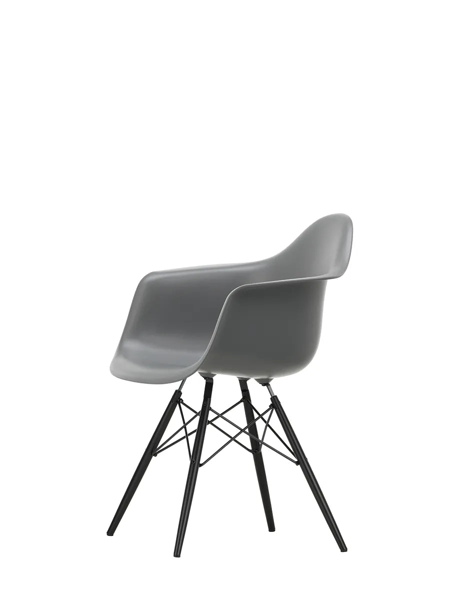 Eames Plastic Armchair DAW, sortlakeret ahorntræ fra Vitra