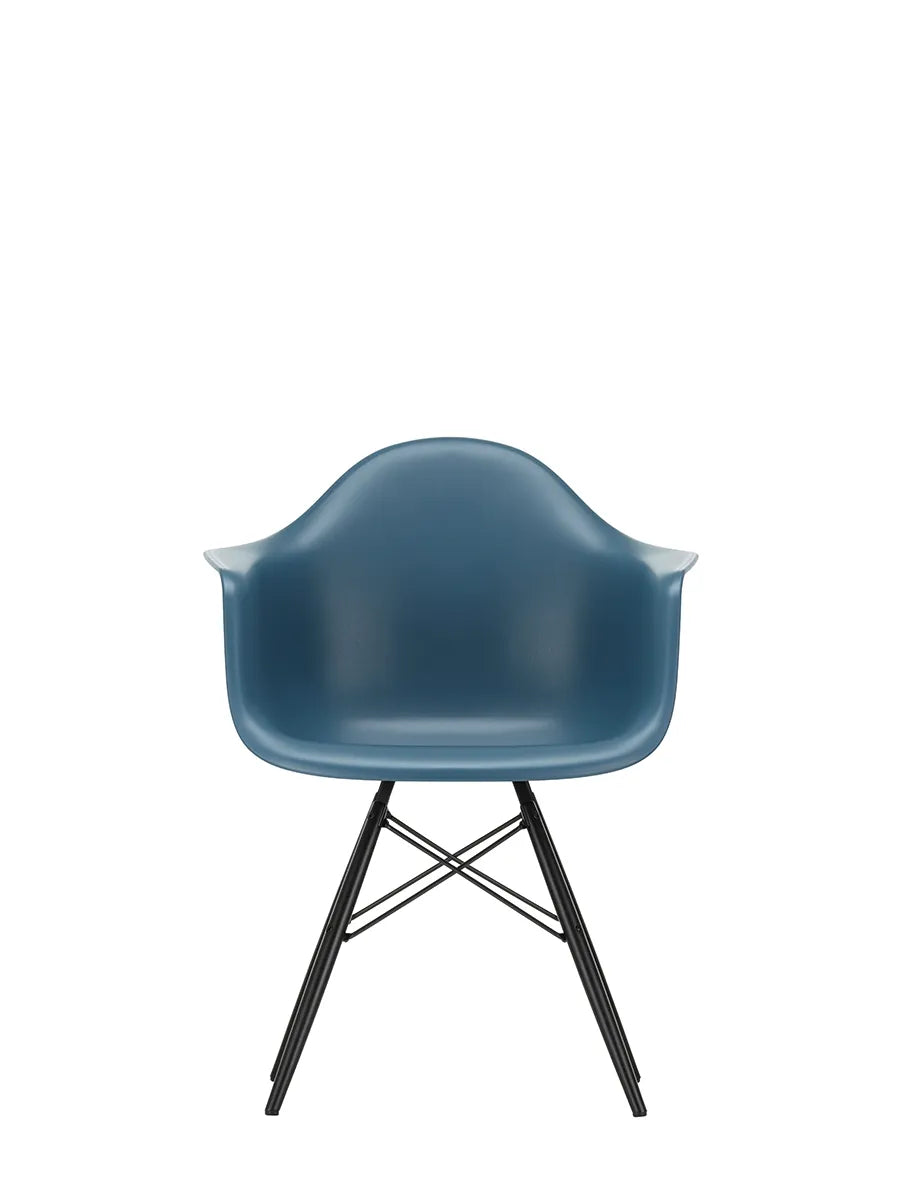 Eames Plastic Armchair DAW, sortlakeret ahorntræ fra Vitra