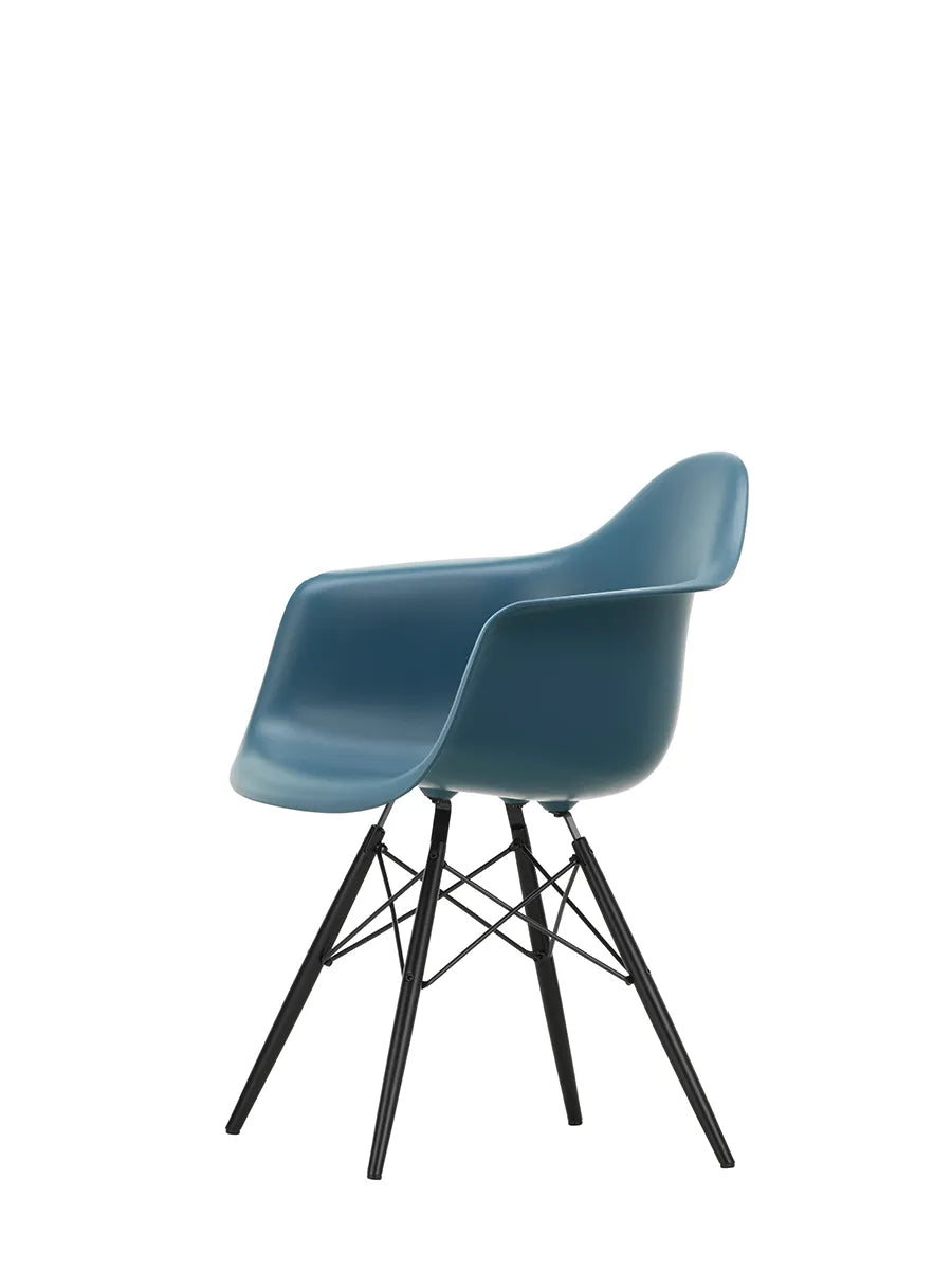 Eames Plastic Armchair DAW, sortlakeret ahorntræ fra Vitra