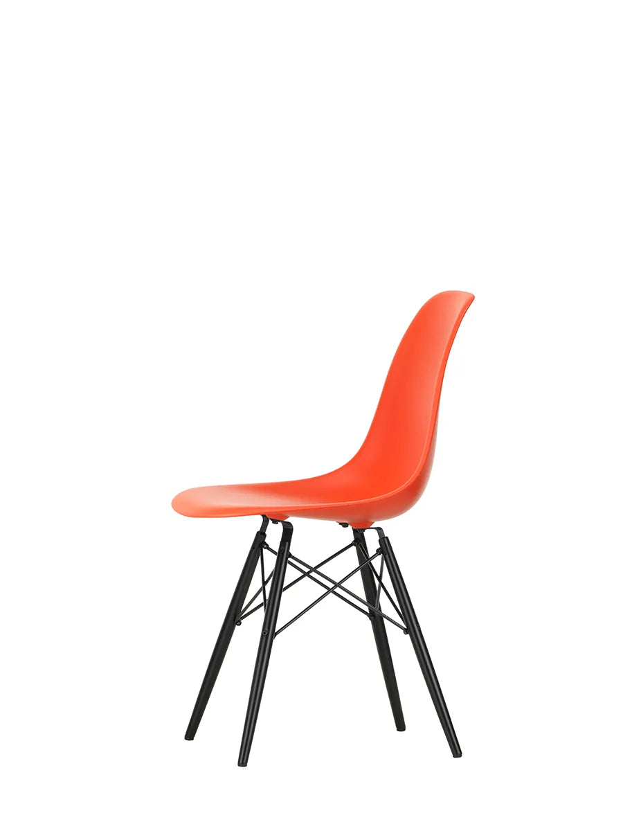 Eames Plastic Side Chair DSW, sortlakeret ahorntræ fra Vitra