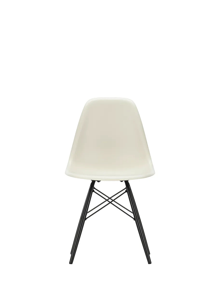 Eames Plastic Side Chair DSW, sortlakeret ahorntræ fra Vitra