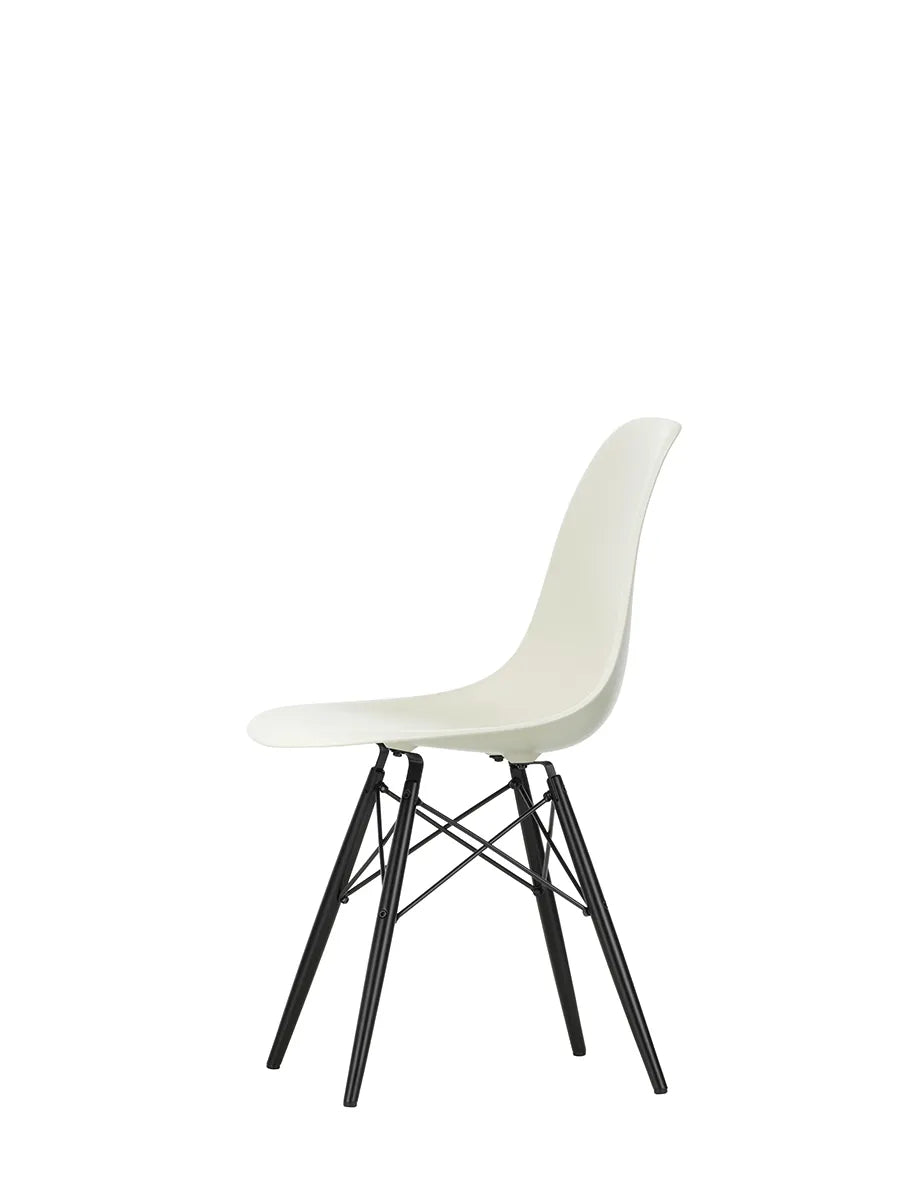 Eames Plastic Side Chair DSW, sortlakeret ahorntræ fra Vitra