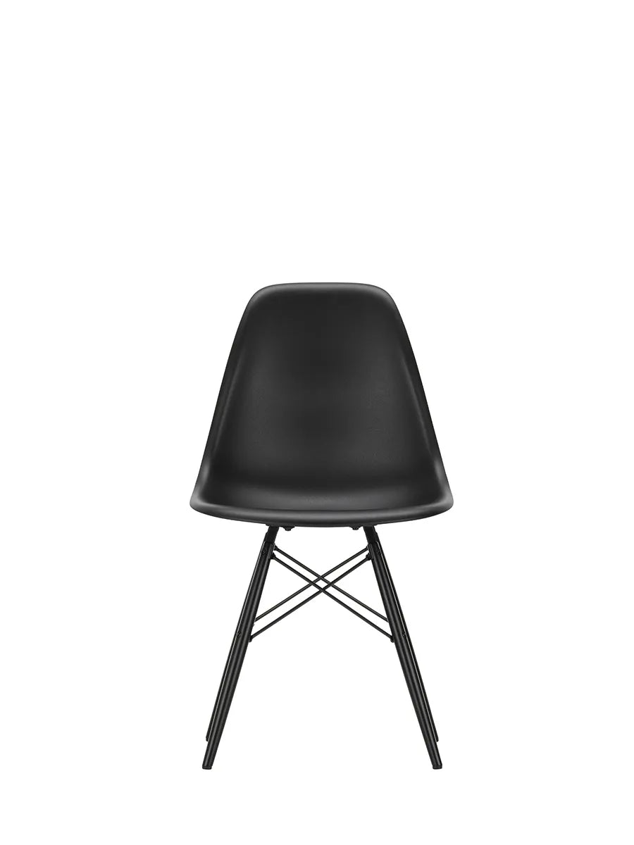 Eames Plastic Side Chair DSW, sortlakeret ahorntræ fra Vitra