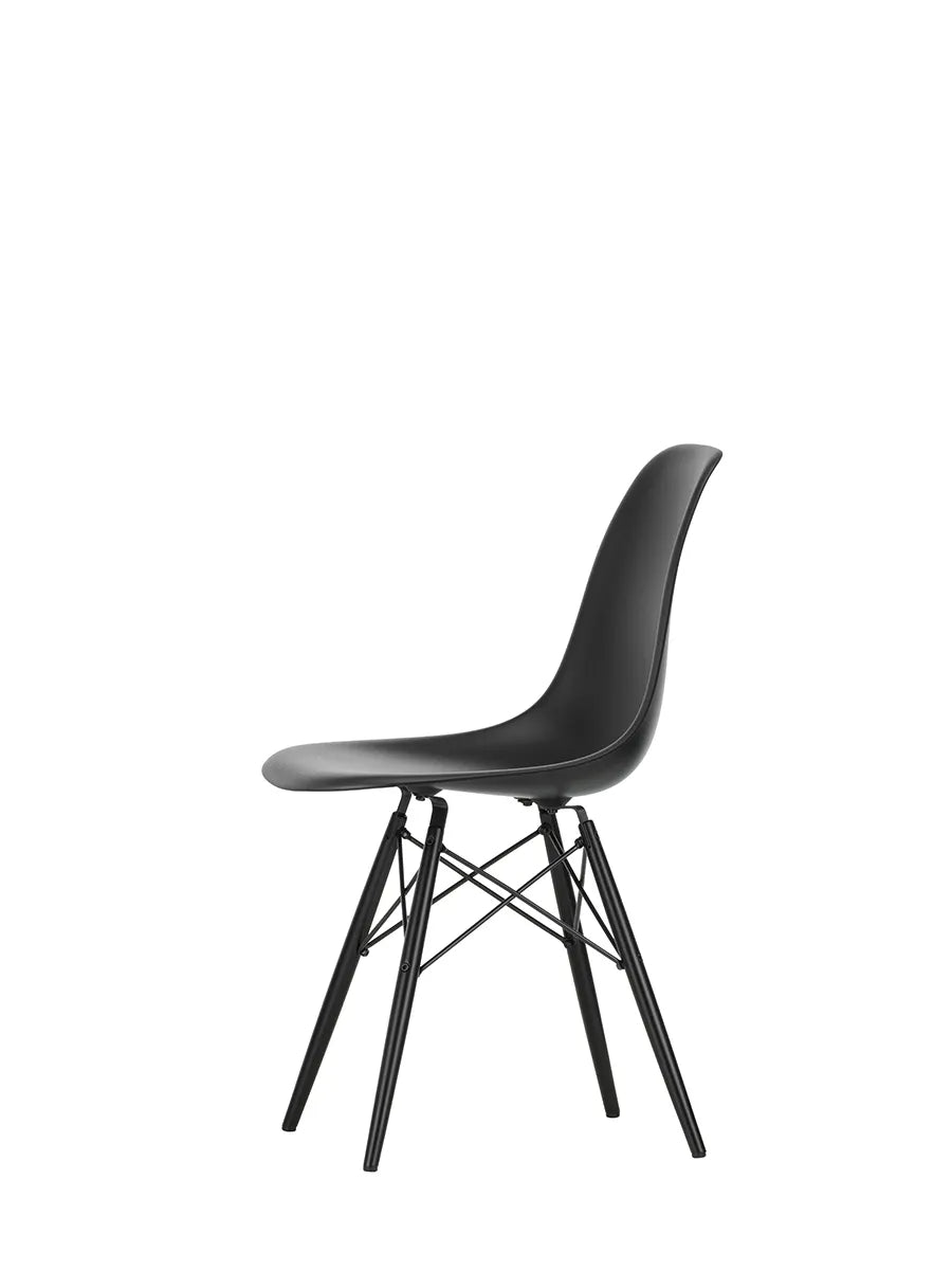 Eames Plastic Side Chair DSW, sortlakeret ahorntræ fra Vitra
