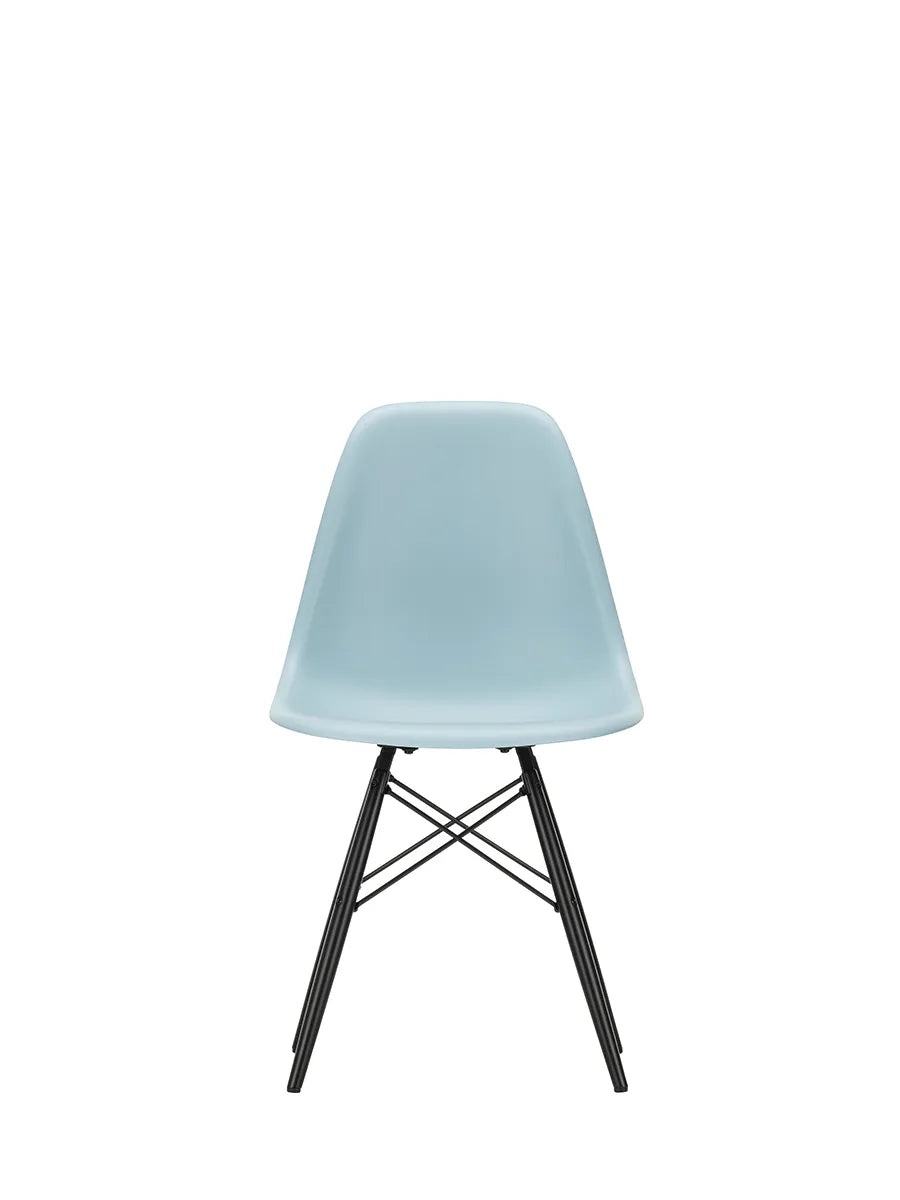 Eames Plastic Side Chair DSW, sortlakeret ahorntræ fra Vitra