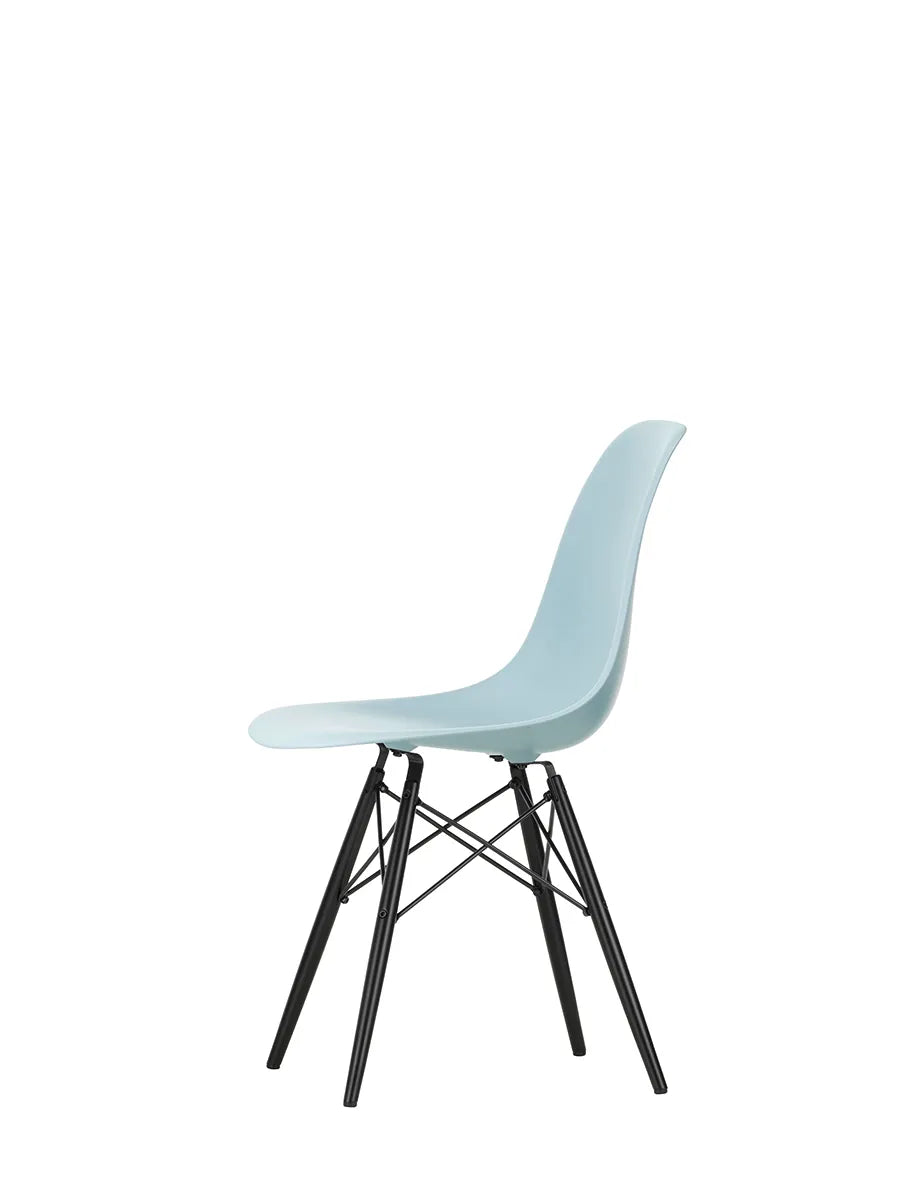 Eames Plastic Side Chair DSW, sortlakeret ahorntræ fra Vitra