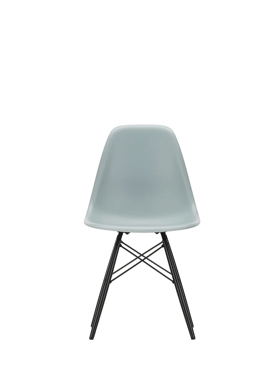 Eames Plastic Side Chair DSW, sortlakeret ahorntræ fra Vitra