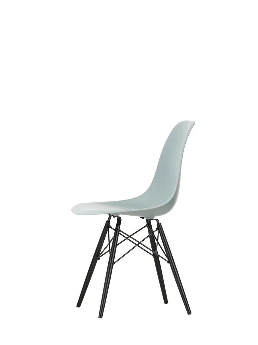Eames Plastic Side Chair DSW, sortlakeret ahorntræ fra Vitra