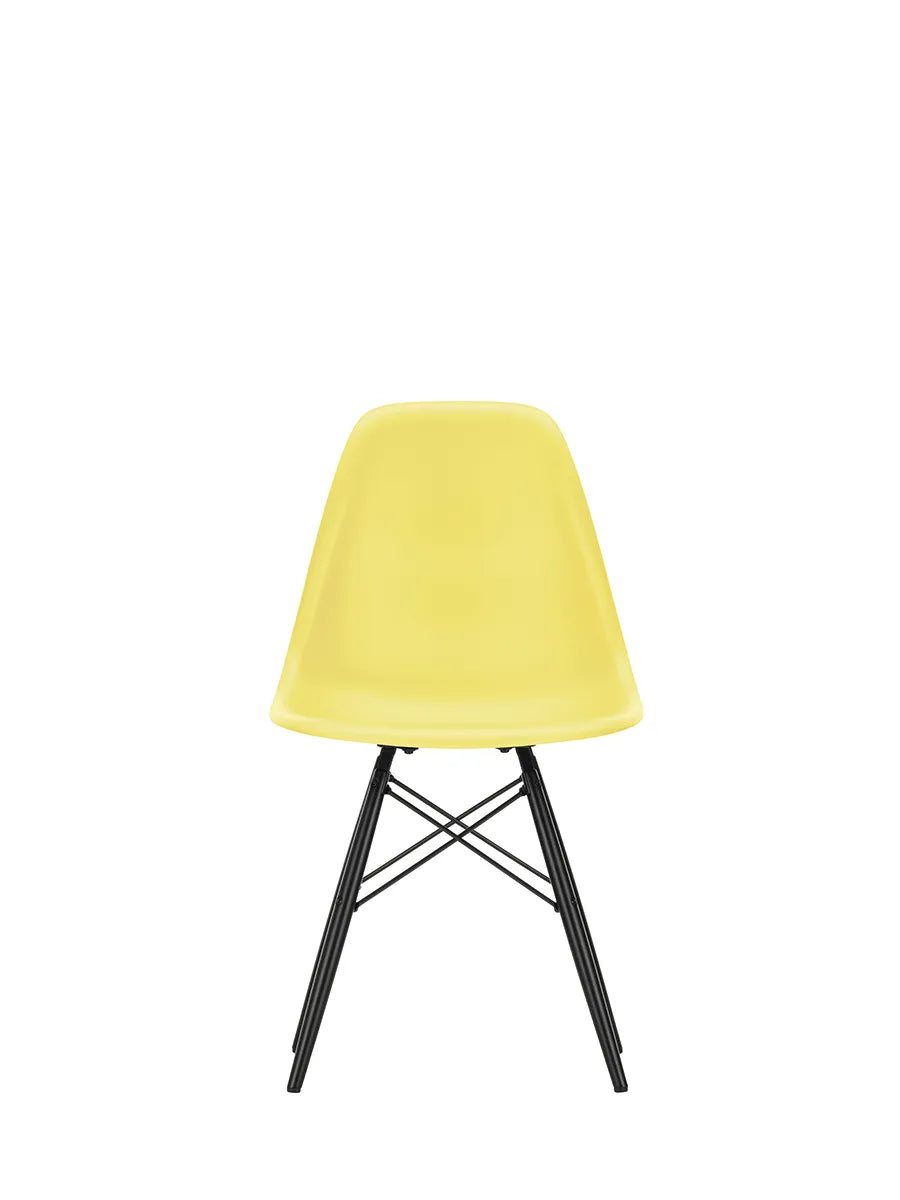 Eames Plastic Side Chair DSW, sortlakeret ahorntræ fra Vitra