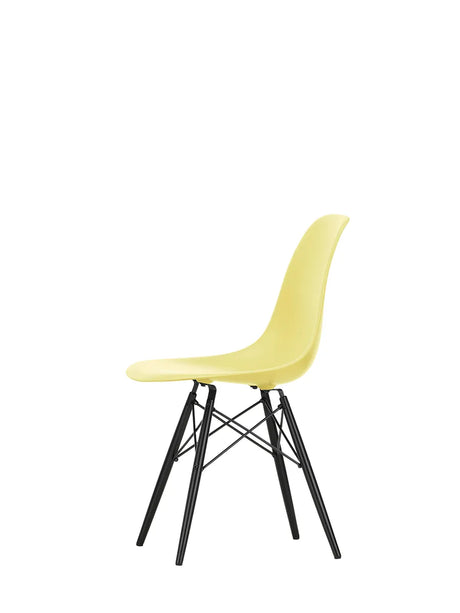Eames Plastic Side Chair DSW, sortlakeret ahorntræ fra Vitra - Mustard - Jacobsen Plus