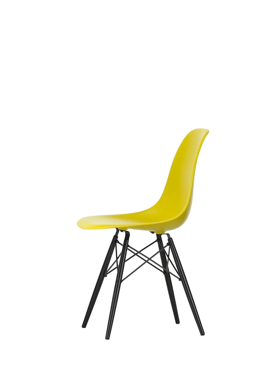 Eames Plastic Side Chair DSW, sortlakeret ahorntræ fra Vitra
