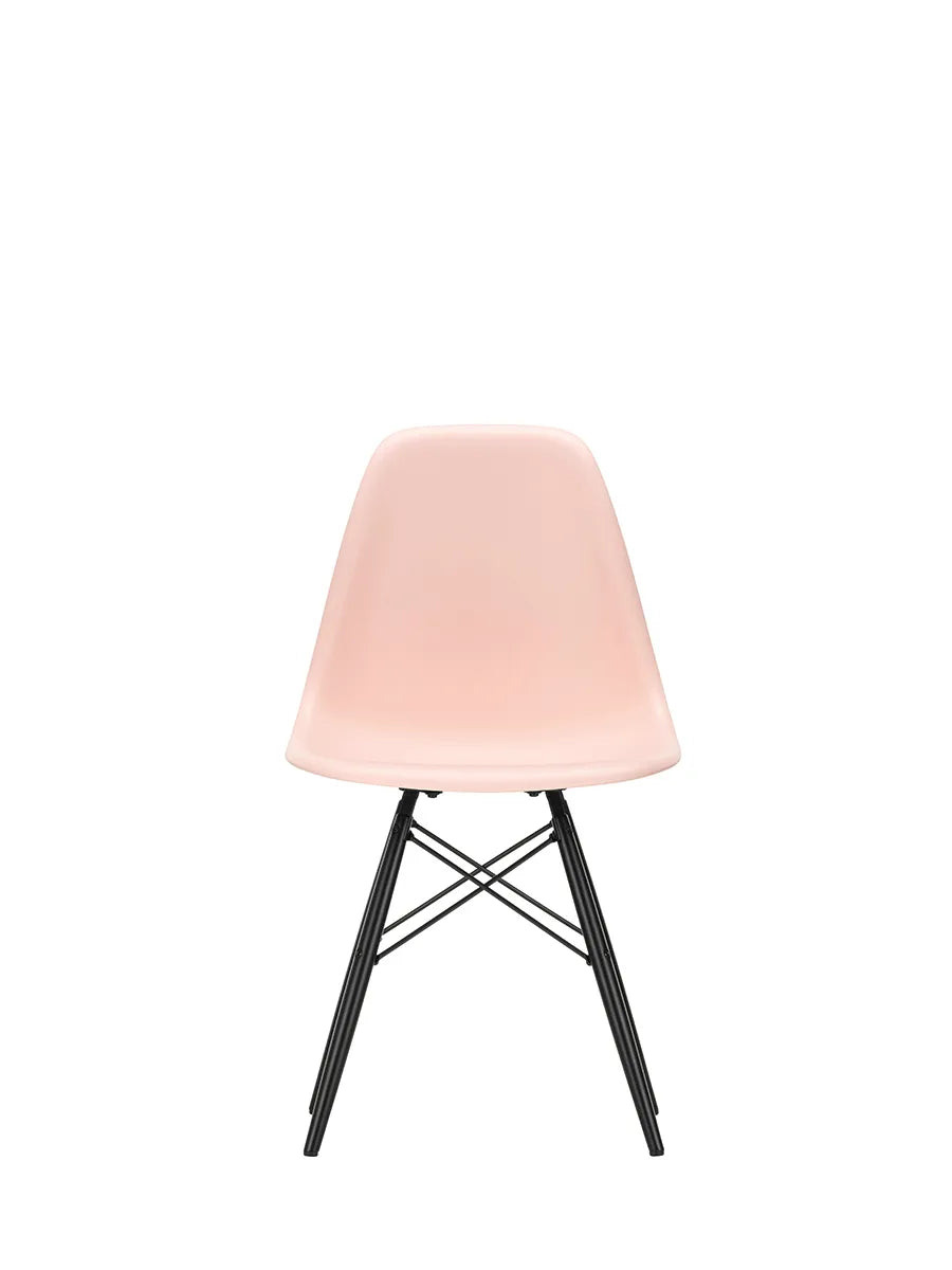Eames Plastic Side Chair DSW, sortlakeret ahorntræ fra Vitra