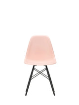 Eames Plastic Side Chair DSW, sortlakeret ahorntræ fra Vitra - Pale Rose - Jacobsen Plus