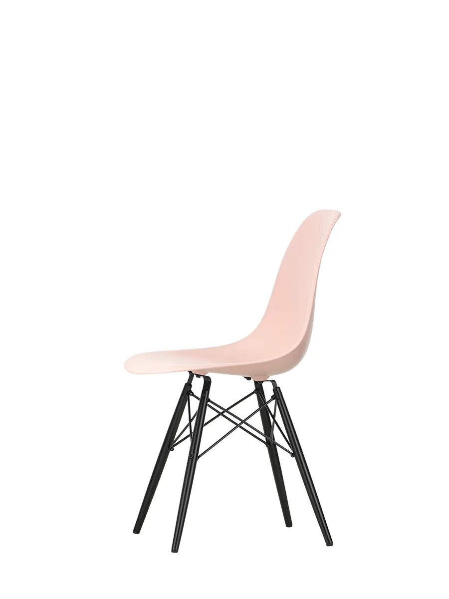 Eames Plastic Side Chair DSW, sortlakeret ahorntræ fra Vitra