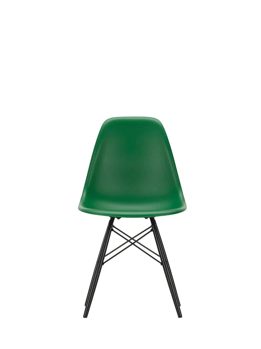 Eames Plastic Side Chair DSW, sortlakeret ahorntræ fra Vitra