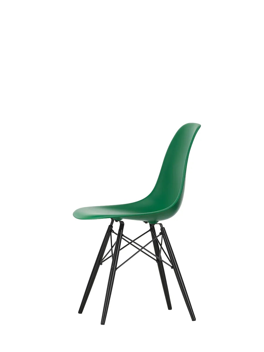 Eames Plastic Side Chair DSW, sortlakeret ahorntræ fra Vitra