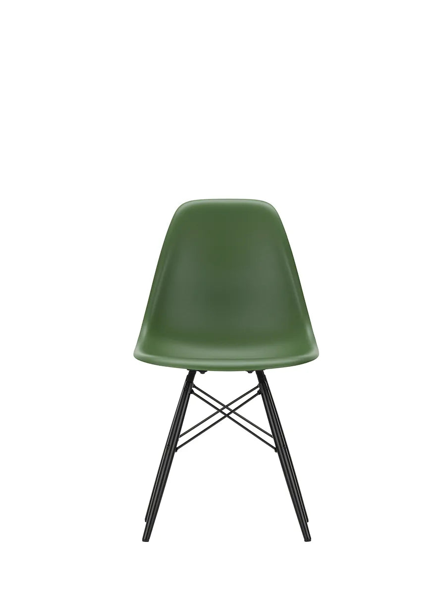 Eames Plastic Side Chair DSW, sortlakeret ahorntræ fra Vitra