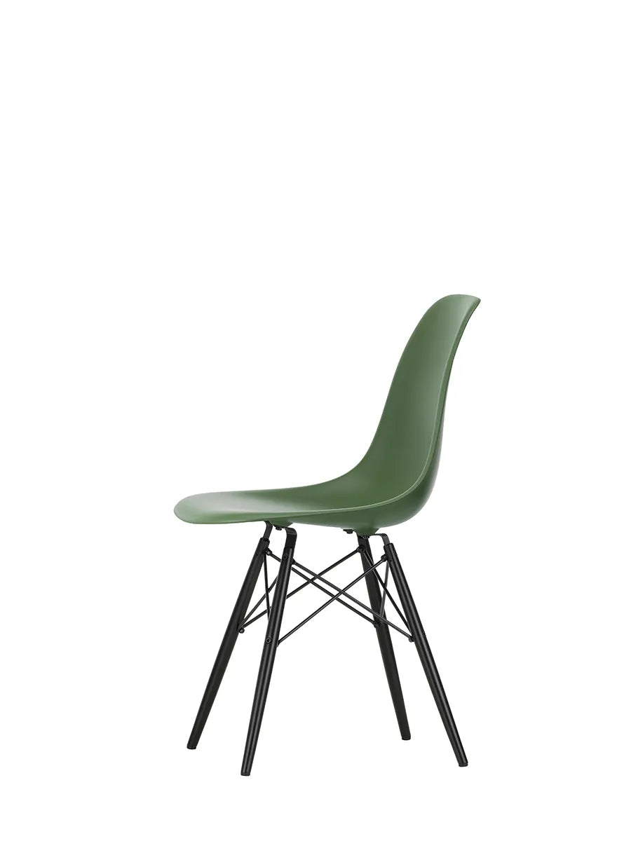 Eames Plastic Side Chair DSW, sortlakeret ahorntræ fra Vitra