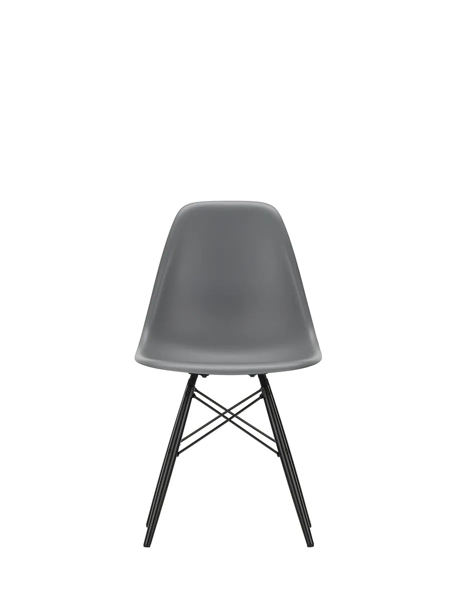 Eames Plastic Side Chair DSW, sortlakeret ahorntræ fra Vitra